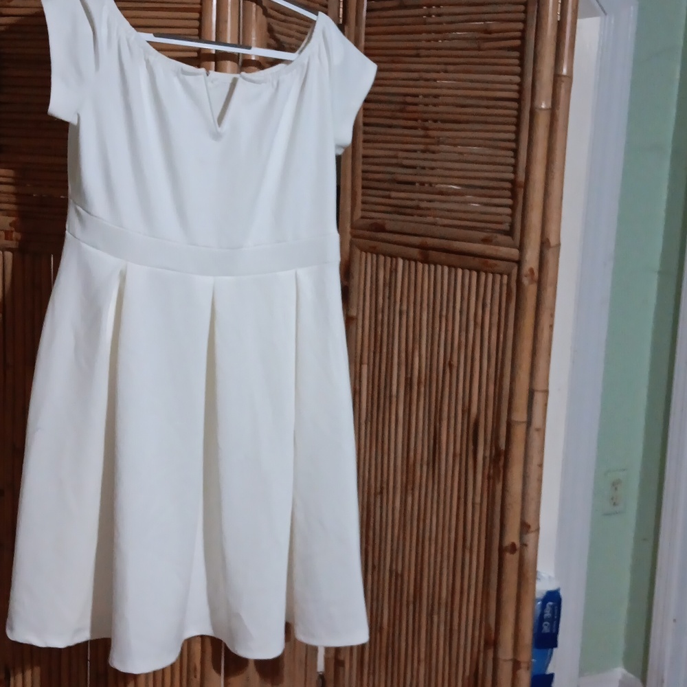 Beautiful white dress with gold zipper in the back